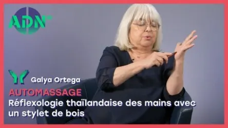 Automassage - Réflexologie thaïlandaise des mains avec un stylet de bois